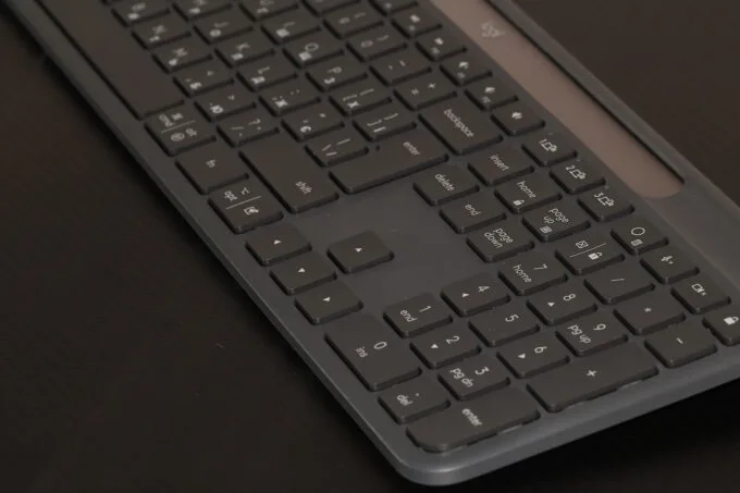 Logitech Signature Slim Solar+ K980 – бездротова клавіатура на сонячному акумуляторі Logitech Signature Slim Solar+ K980 – бездротова клавіатура на сонячному акумуляторі