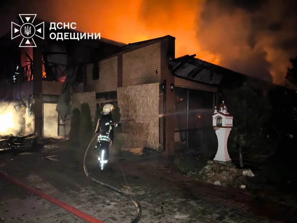 росіяни вночі поцілили шахедами у ресторанно-готельний комплекс та будинки у місті Вилкове