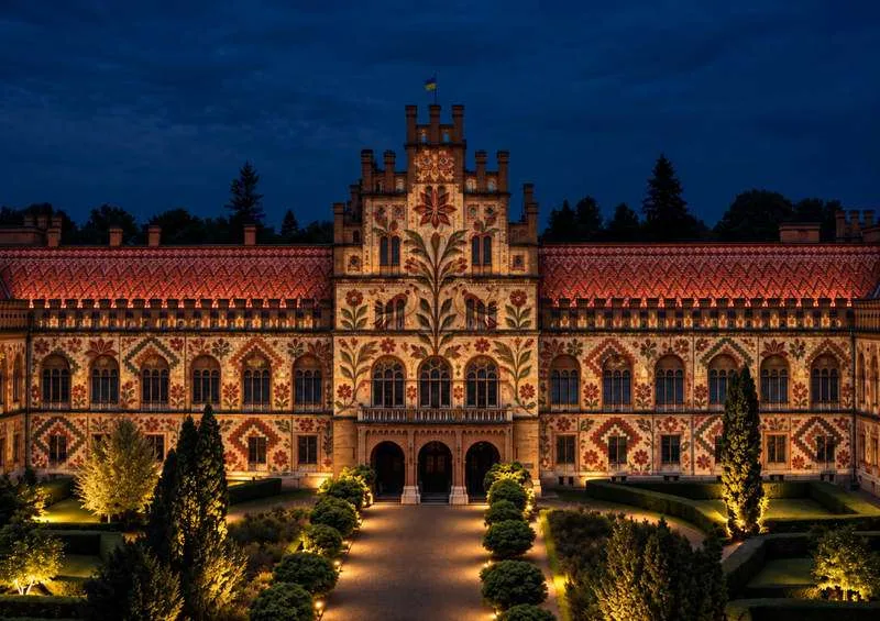«КОД ЧЕРНІВЦІВ»: фасад ЧНУ перетворять на екран для масштабної світлової інсталяції