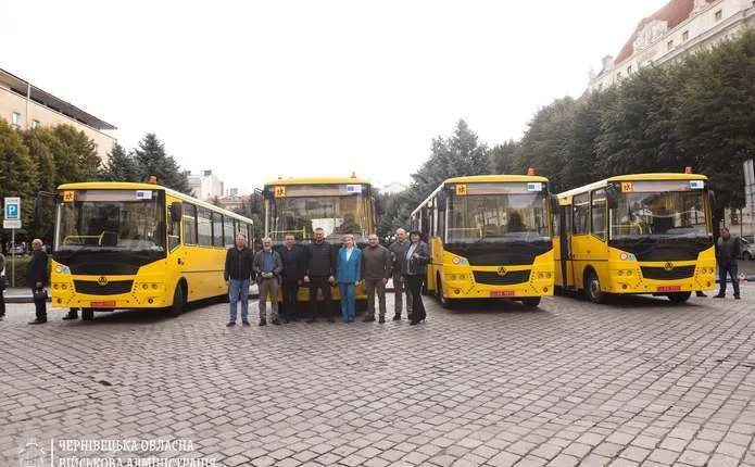 Гірські громади Буковини отримали інклюзивні шкільні автобуси