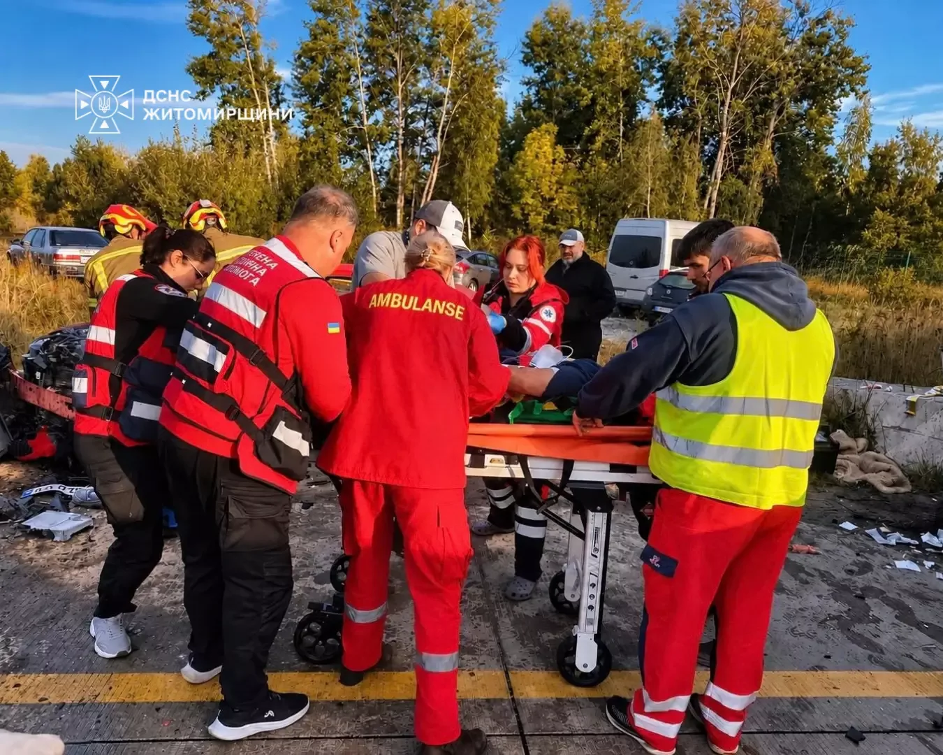 Рятувальники ДСНС працюють на місці ДТП