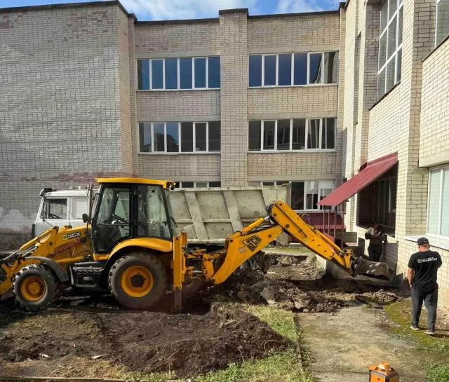 На території однієї зі шкіл Тернополя облаштовують інклюзивний майданчик