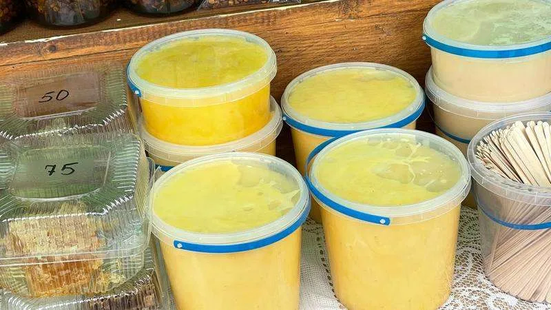 У центрі Чернівців проходить фестиваль меду та трав’яного чаю 