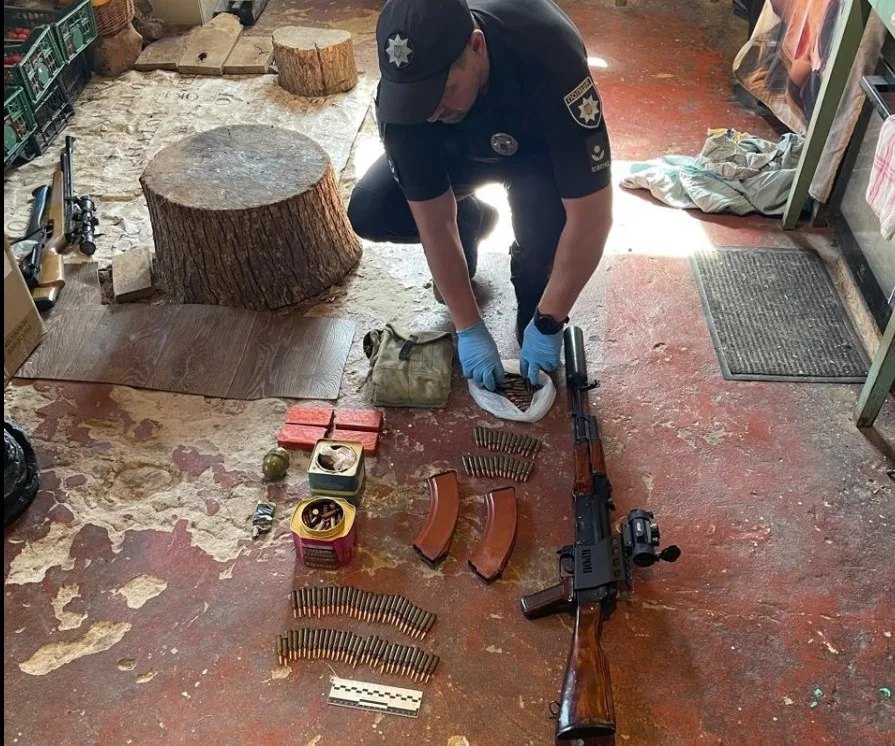 На Сумщині судитимуть чоловіка, у якого виявили зброю, вибухівку та наркотики