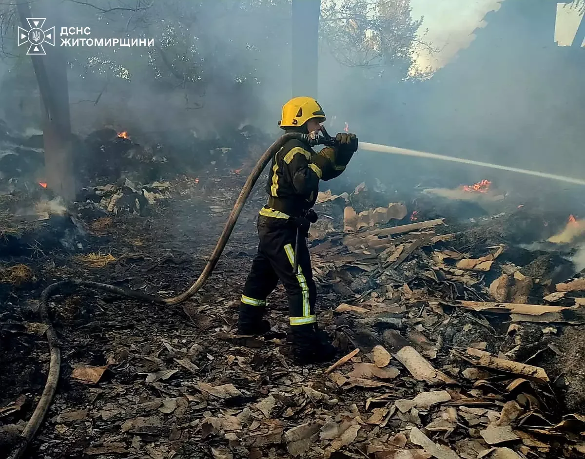 Горіння тюкованої соломи всередині ферми