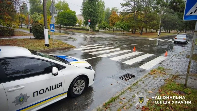 У Горішніх Плавнях на перехресті легковик збив 55-річну жінку: потерпіла у лікарні