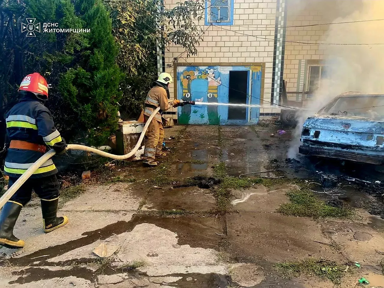 Рятувальники ліквідують пожежу в цокольному поверсі