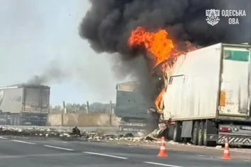 Армія РФ атакувала автодорогу на Одещині: троє поранених, пошкоджені вантажівки