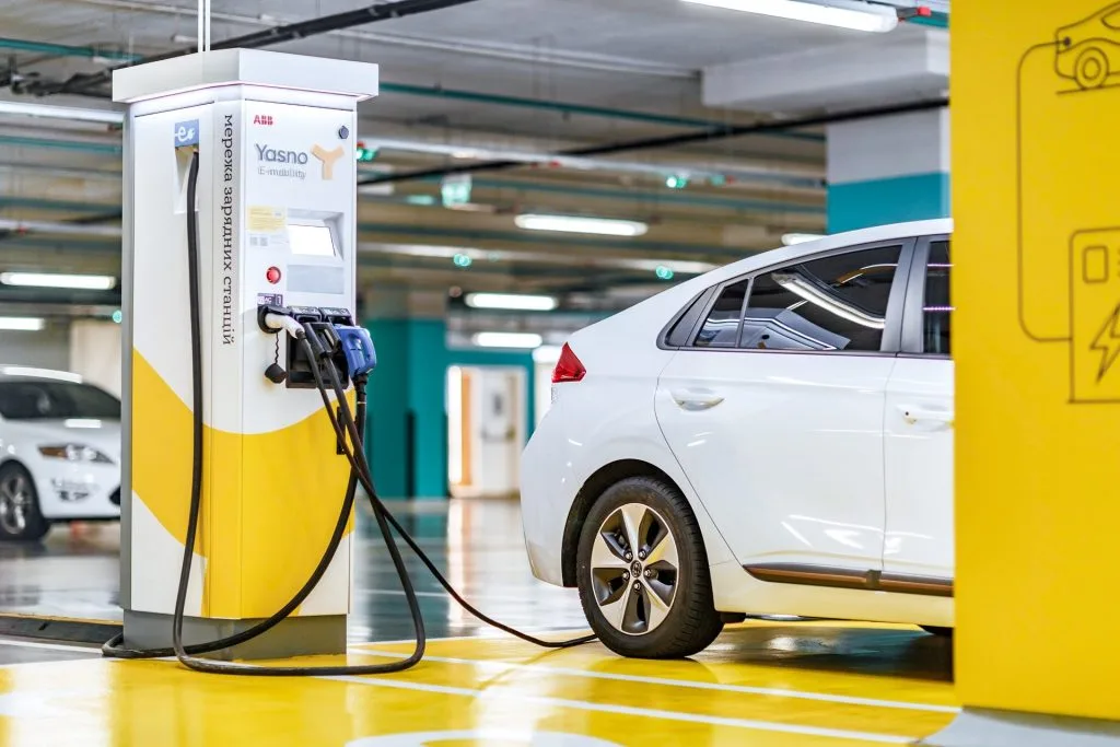 Зміни на ринку зарядної інфраструктури: YASNO згортає мережу E-Mobility
