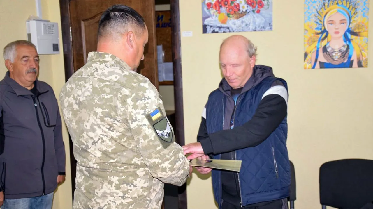 У Новосанжарській громаді ветерана 66-ї бригади нагородили медаллю «За поранення»