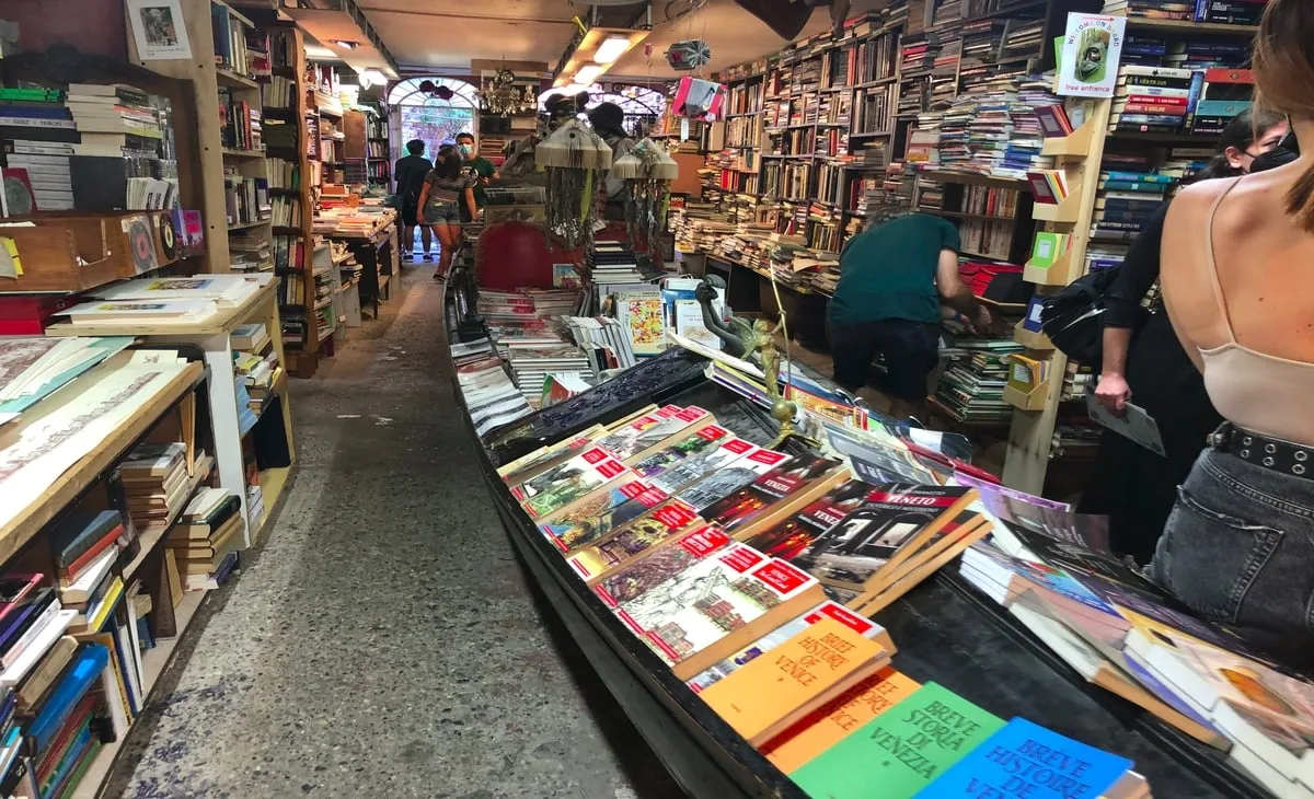 Этот книжный магазин постоянно затапливает водой: как в Венеции спасают книги