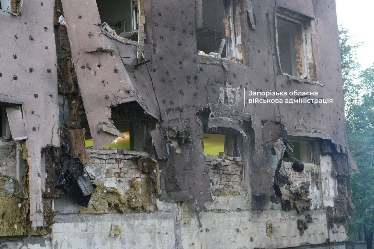 Пошкоджено будівлю «Вітацентру» та поранено двох людей: вранці ворог атакував Запоріжжя БпЛА