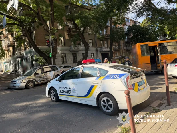 Девять пострадавших, в том числе ребенок: в центре Одессы легковушка протаранила маршрутку, проехав на красный