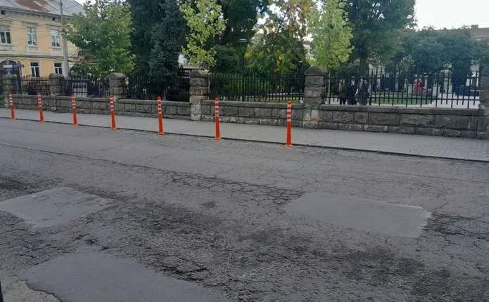 Облаштували - не підійшло - забрали: як поблизу Резиденції у Чернівцях намагаються встановити делініатори