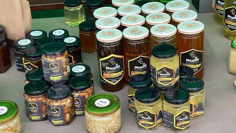 У центрі Чернівців проходить фестиваль меду та трав’яного чаю 