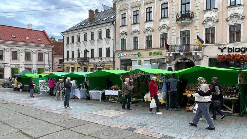 У центрі Чернівців проходить фестиваль меду та трав’яного чаю 