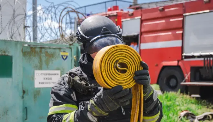 У Харкові дрон вдарив по торговельному центру: є поранений – перші деталі