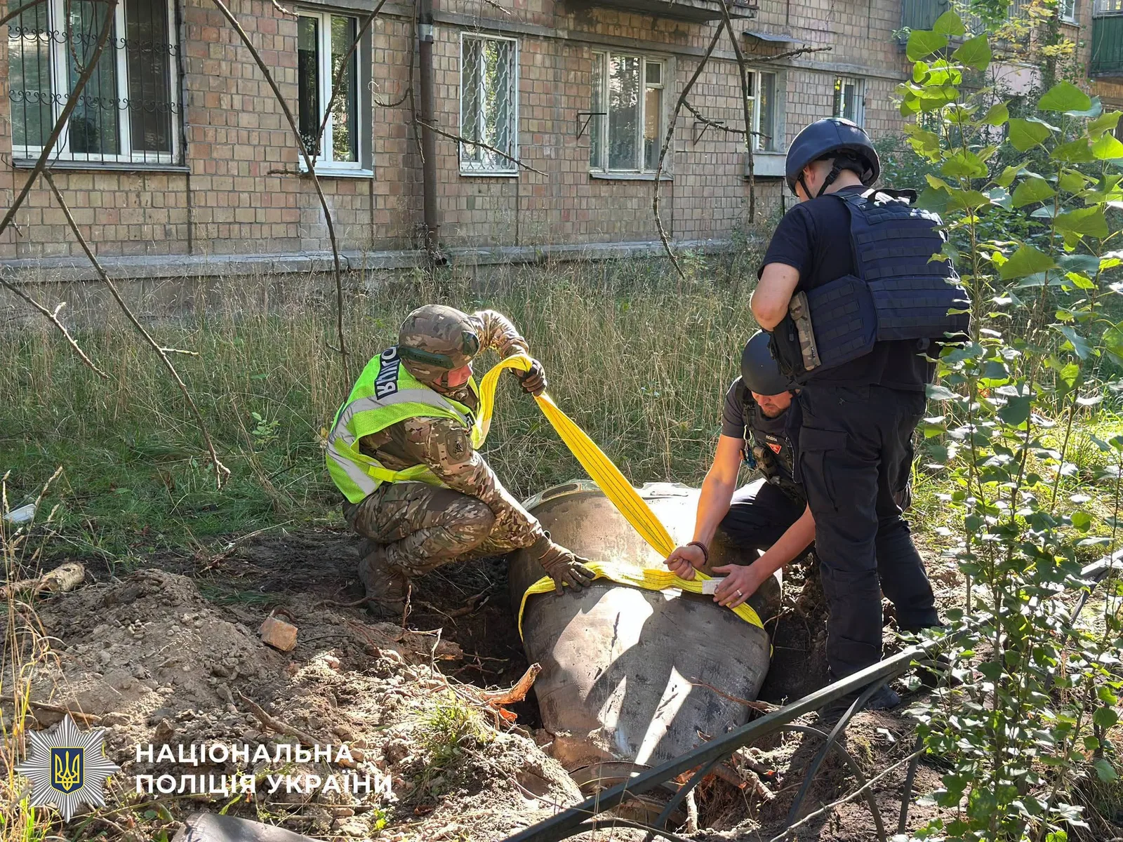 Біля житлових будинків на Солом’янці знешкодили бойові частини двох балістичних ракет по 500 кг