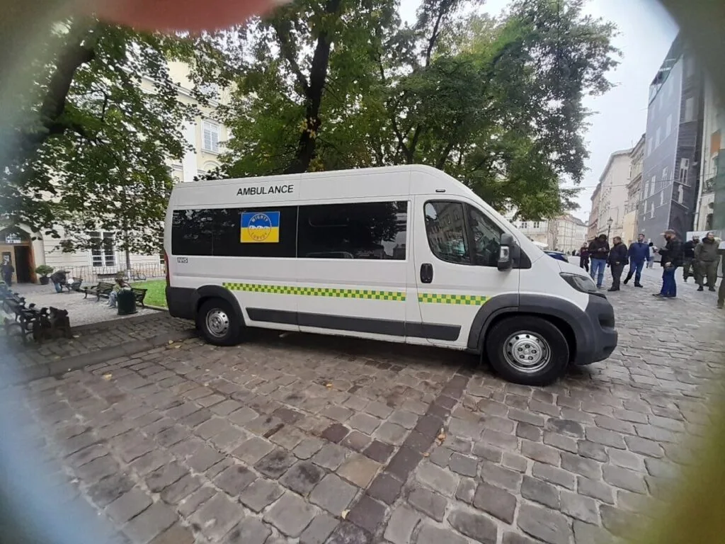 У Львові британські волонтери передали чергову партію автомобілів для Сил оборони та гуманітарних потреб - 1