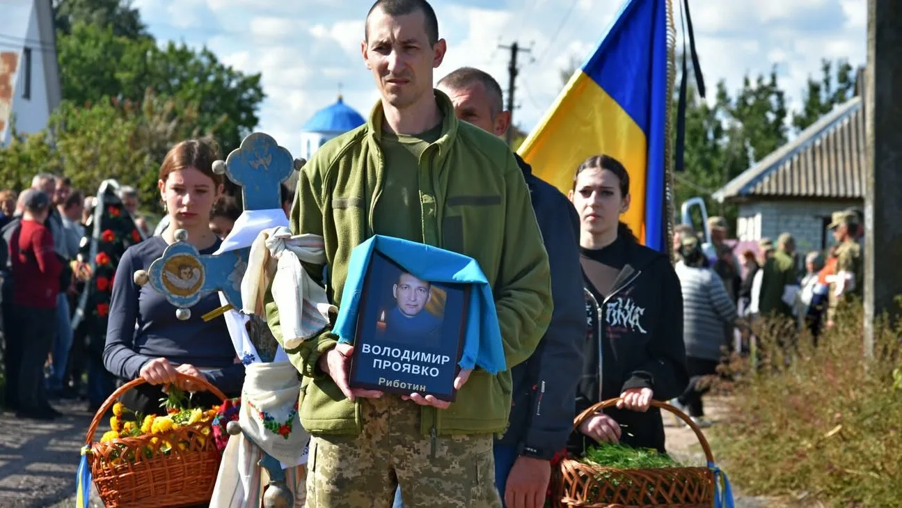 Коропська громада прощалася із загиблим бійцем