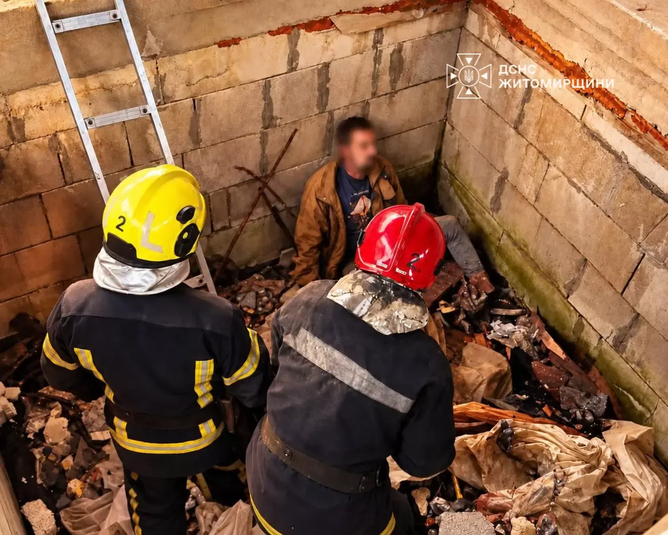 ДСНС врятували чоловіка з двометрової ями у Житомирі