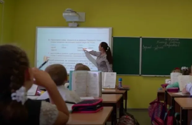 Школа, вчитель, урок, кадр з відео