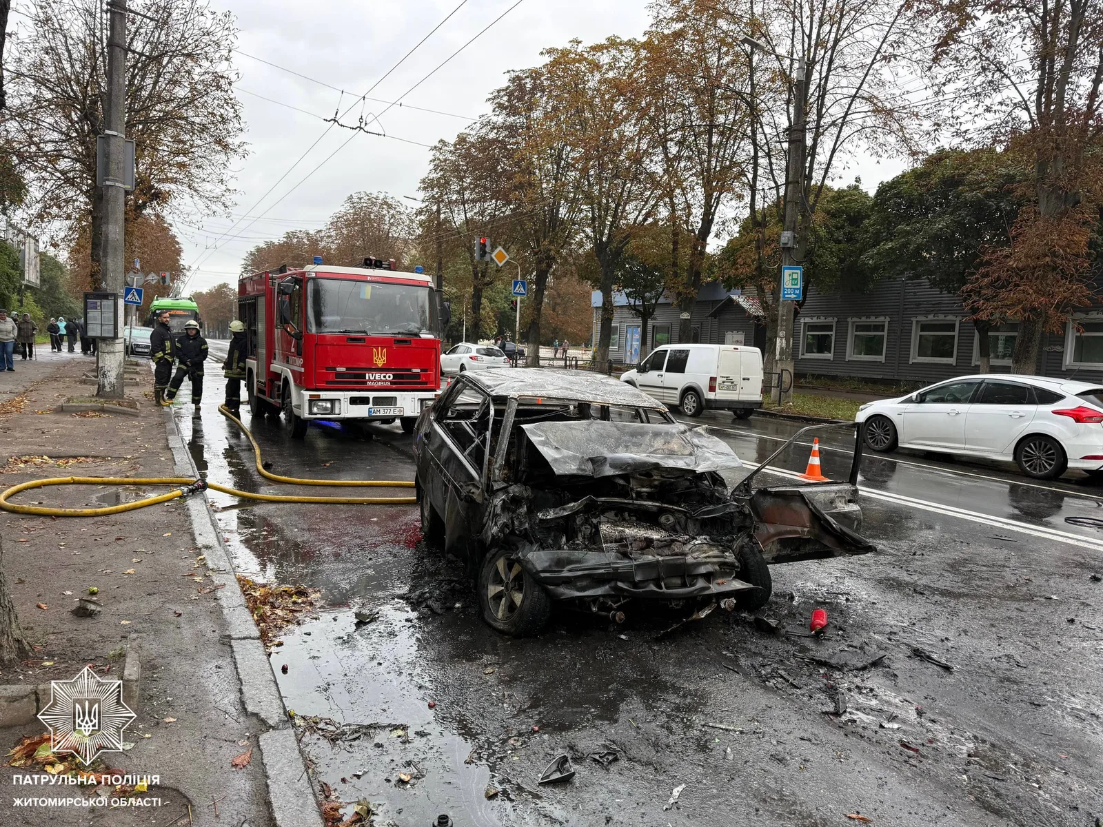 Пожежа автомобіля після ДТП на вулиці Вітрука у Житомирі