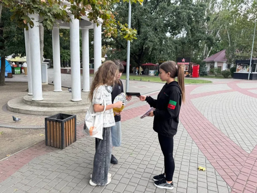 Учасники «ЮгМолодого» регулярно роздають мешканцям окупованих територій пропагандистські матеріали та російську символіку.