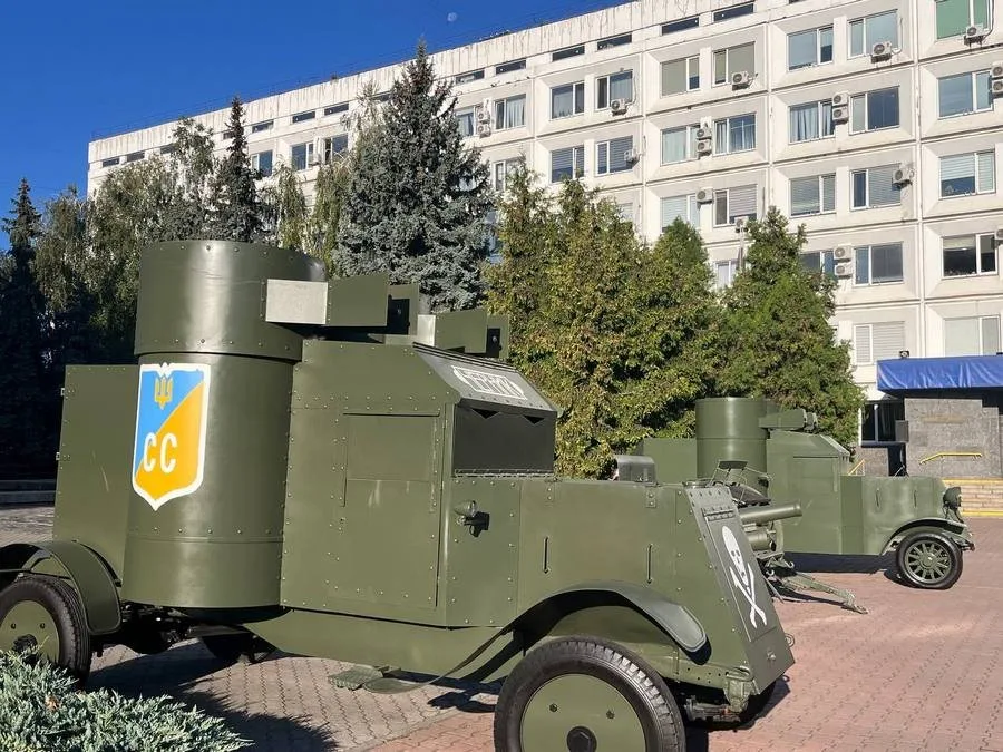Біля міськради можна побачити броньовик командира Січових Стрільців Євгена Коновальця