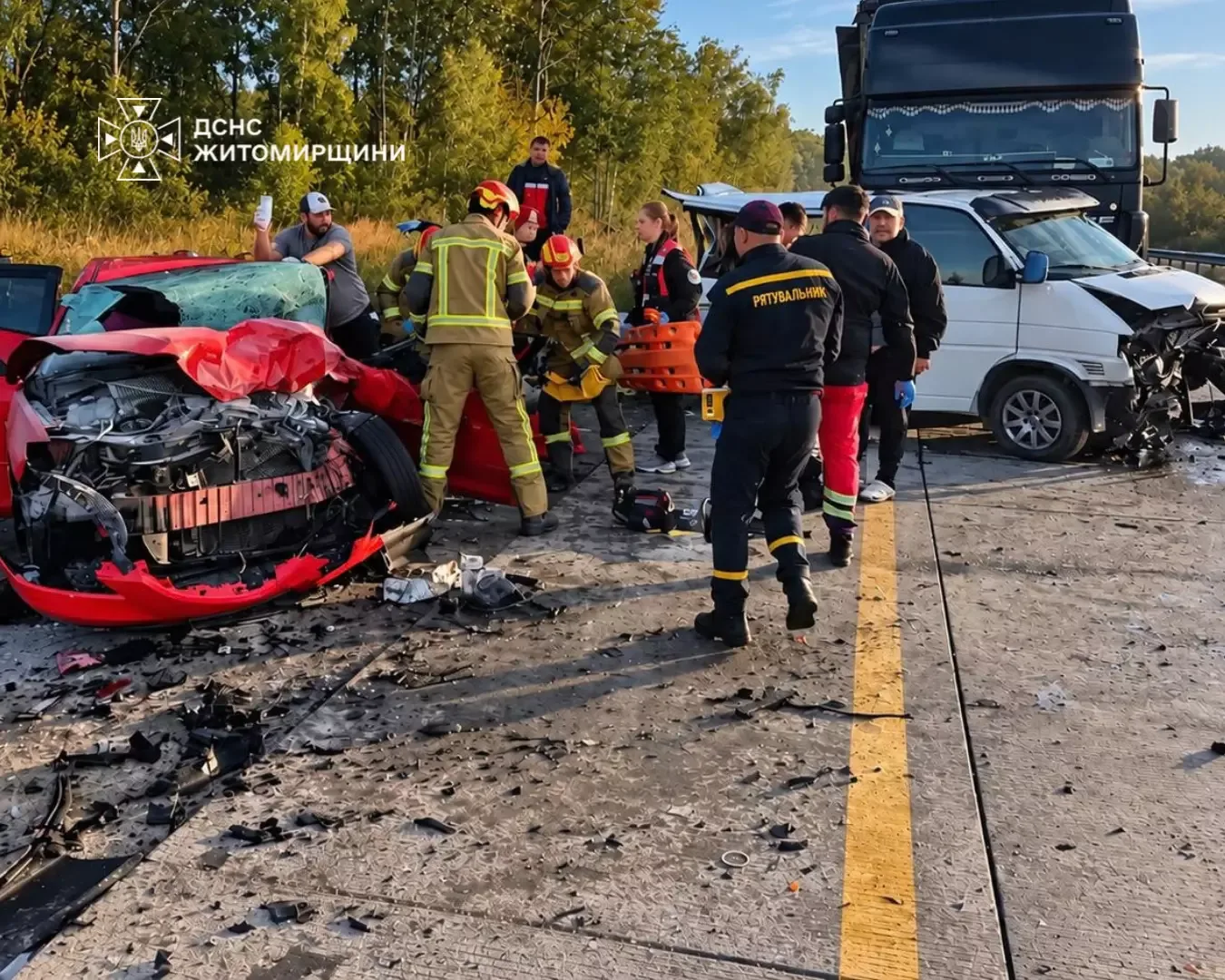 Наслідки аварії біля Березівки за участю вантажівок