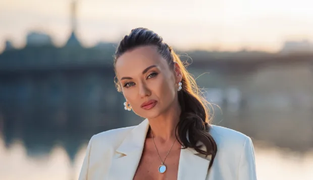 Майже гола Анна Саліванчук показала темний бік: "загубила" груди у цікавих позах