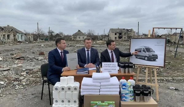 Шопінг на руїнах: як знищена Юнаківська громада купує махрові рушники, тонни туалетного паперу і мріяла про Mercedes за 2 мільйони