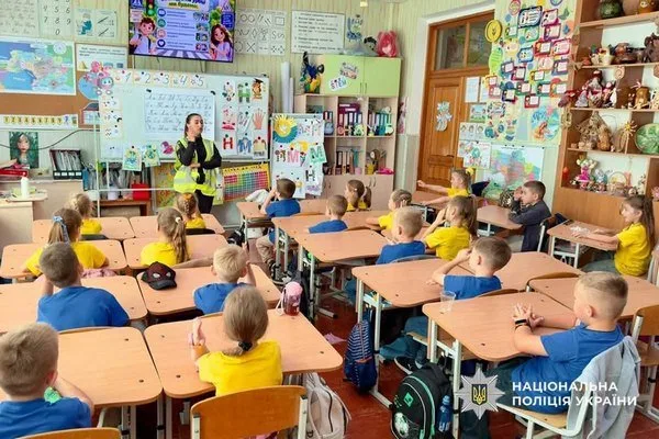 В Умані поліцейські провели для першокласників заняття з безпеки дорожнього руху