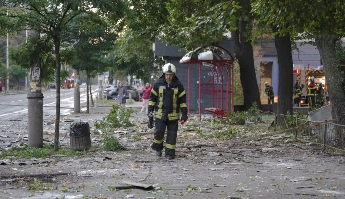 Рятувальник на вулиці після російського обстрілу