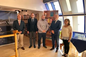 «Українська книжкова поличка» запрацювала в угорському Шарошпатаку