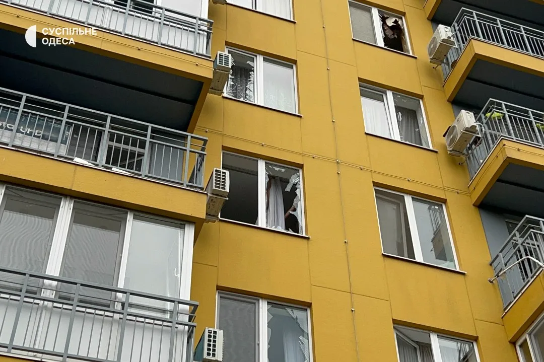 В Одесі російський дрон поцілив у багатоповерхівку, є поранені (оновлено, додано фото)