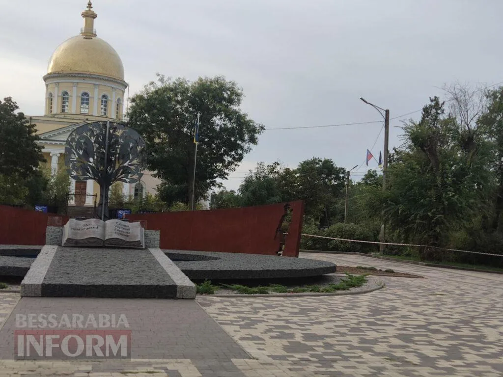 У центрі Болграда впав «шахед»: знесено флагшток, на місці чекають вибухотехніків