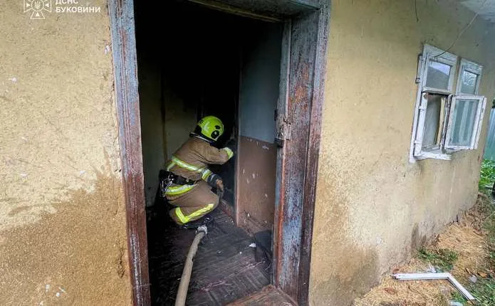 У Кельменцях не змогли врятувати чоловіка з пожежі
