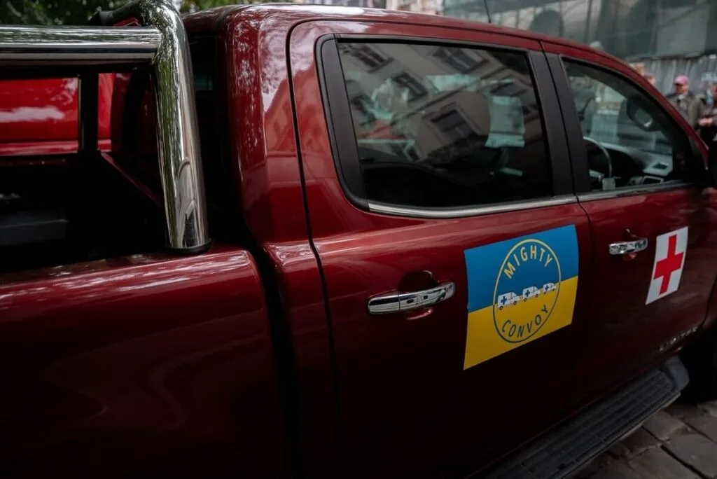 У Львові британські волонтери передали чергову партію автомобілів для Сил оборони та гуманітарних потреб - 2