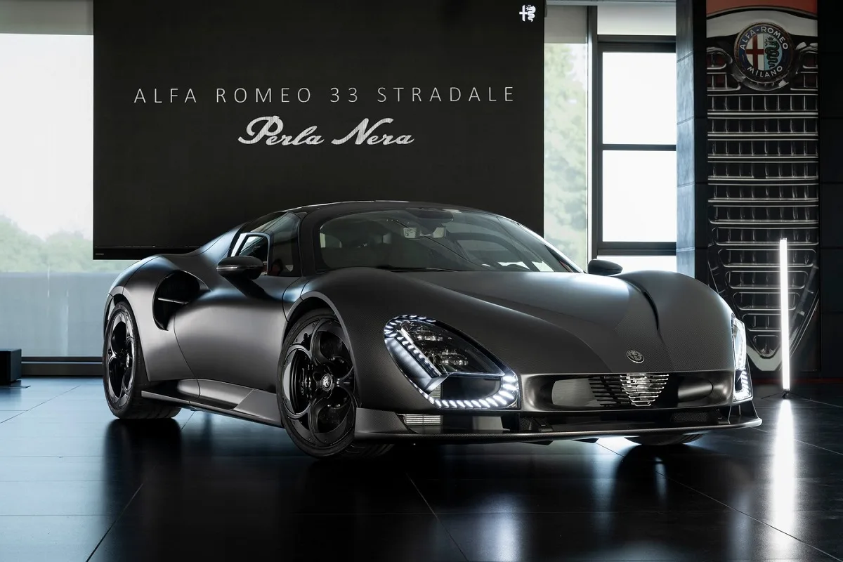 "Черная жемчужина": Alfa Romeo создала уникальное авто для коллекционера (фото)