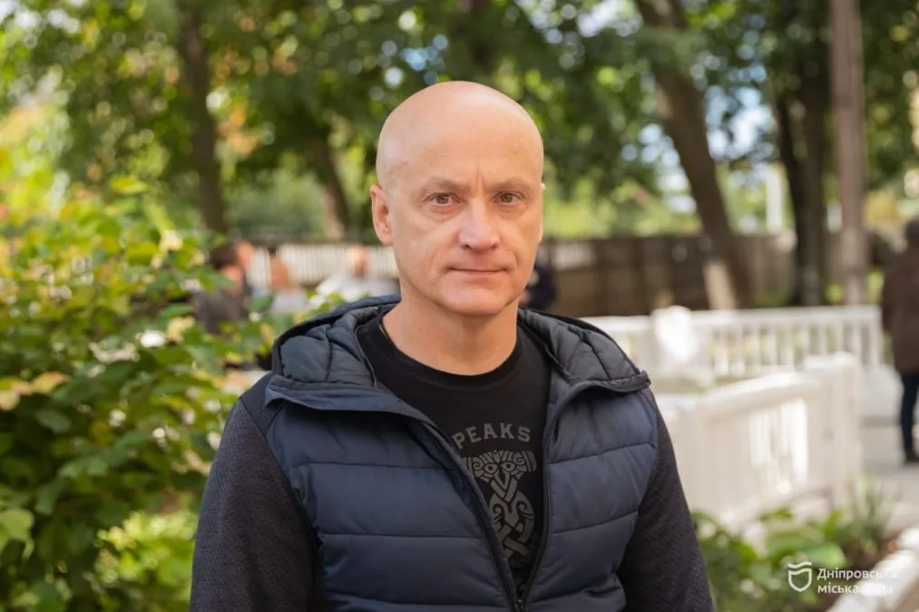 У Дніпрі на фасаді гімназії № 20 відкрили меморіальну дошку загиблому захиснику Володимиру Кисілевичу - 25.09.2026 У Дніпрі на фасаді гімназії № 20 відкрили меморіальну дошку загиблому захиснику Володимиру Кисілевичу - 25.09.2026