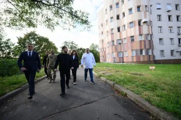 Зеленський у Києві відвідав пологовий будинок, пошкоджений під час ракетної атаки РФ