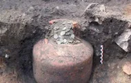 Во Франции под селом нашли сосуд с десятками тысяч монет