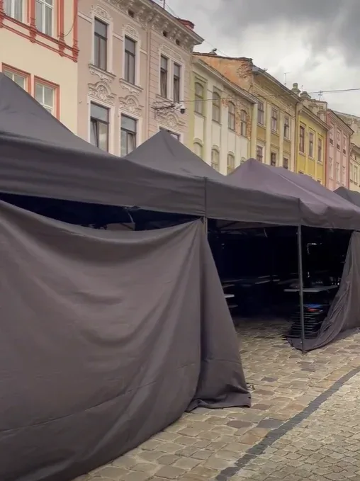 У центрі Львова встановили дивні палатки