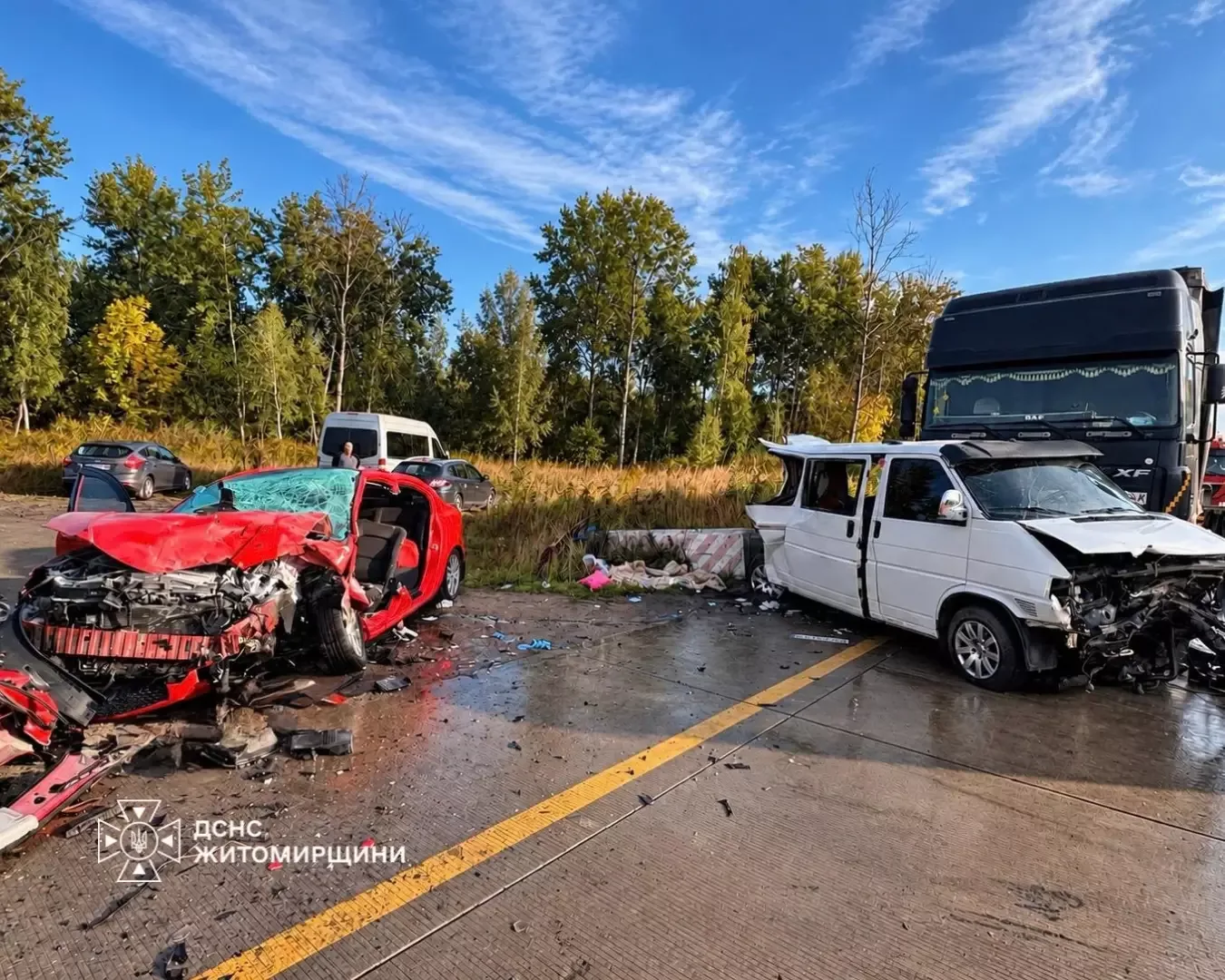 Пошкоджений легковий автомобіль на трасі