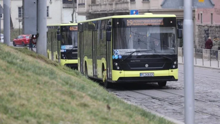 У Львові водій маршрутки поспішав в елітне селище