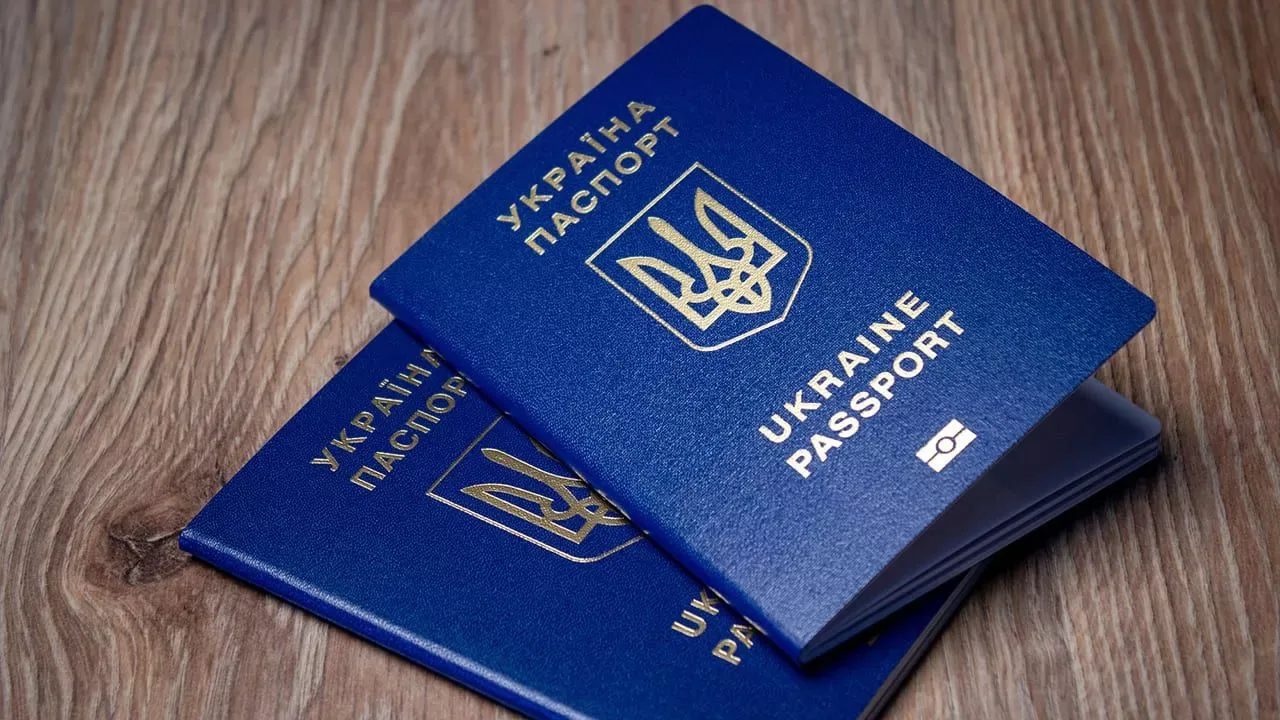 В Україні тимчасово призупинили оформлення паспортів: причини та терміни Паспорт України