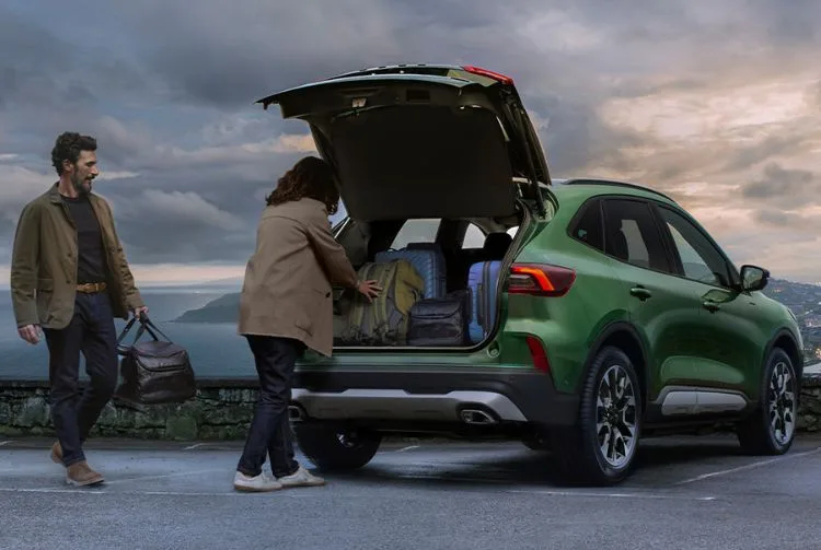 Чим Ford Kuga зручний для пасажирів і перевезення речей?