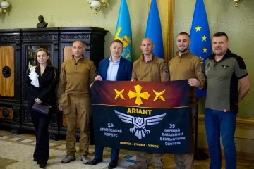 Пошкоджений прапор із Краматорська виставлять на благодійний аукціон у Великій Британії - міськрада