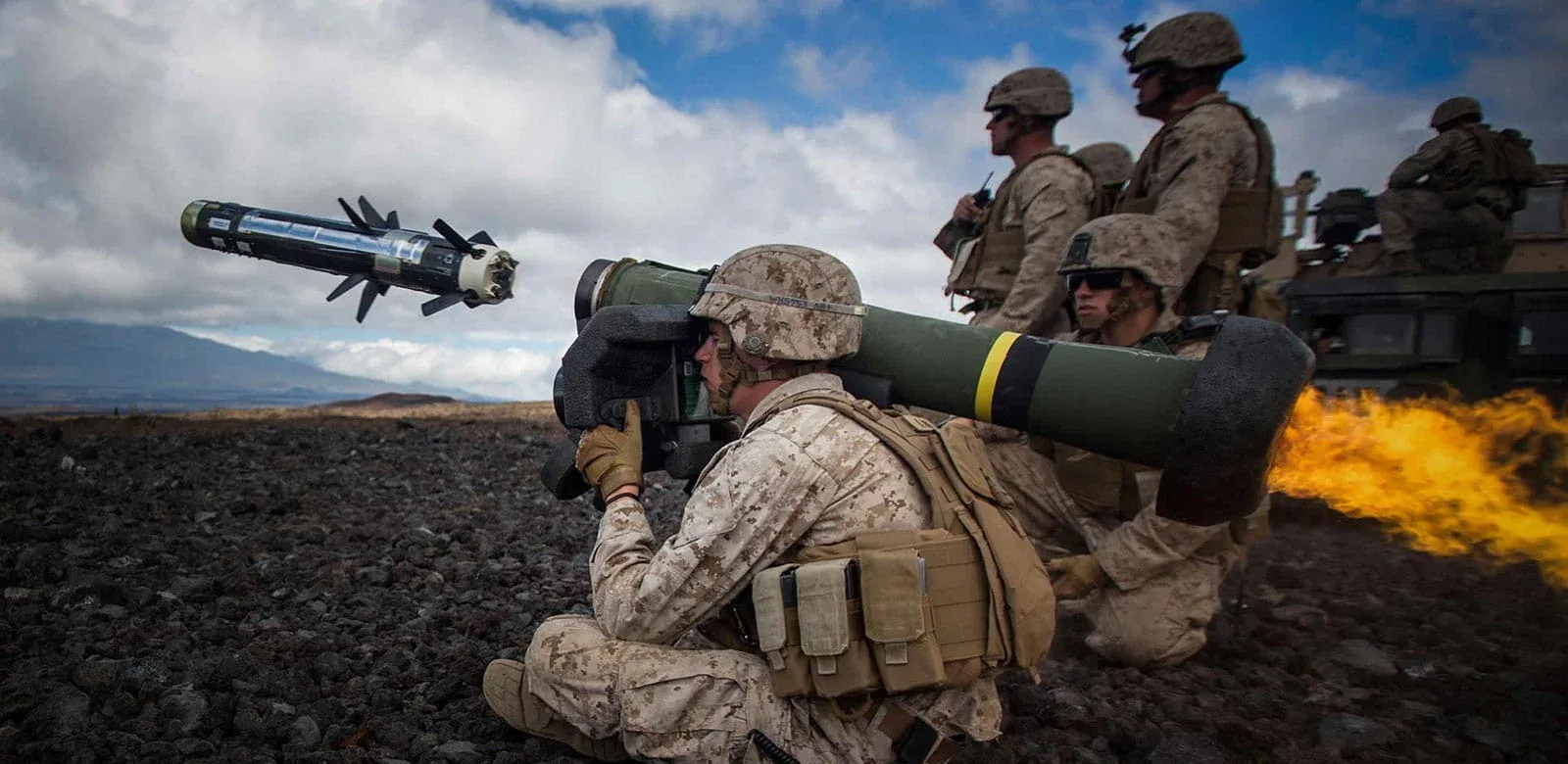 Javelin постачається Армії США, Корпусу морської піхоти США та&nbsp;численним міжнародним клієнтам і&nbsp;є&nbsp;ракетним комплексом середньої дальності, яки працює за&nbsp;принципом «вистрілив і&nbsp;забув» та&nbsp;може застосовуватися проти широкого кола цілей